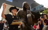 Willie Nelson statue